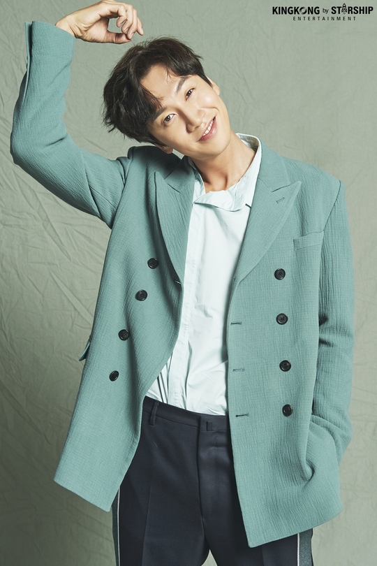Lee Kwang-soo has emanated a three-color charm.In September, 9th day agency King Kong by Starship released several new profile photos of Lee Kwang-soo.Lee Kwang-soo in the public photo attracts the attention of those who wear pastel-ton jackets and make a playful smile.He overwhelms the atmosphere with a confident figure, and he shows off his professional charm by freely using poses using props.In the ensuing photo, Lee Kwang-soo looks at the camera with a calm look, reversing the atmosphere; he boasts a model force in a colorful patterned black shirt and slacks.Lee Kwang-soo shows various facial expressions for each concept and reveals the aspect of actor without filtration.Lee Kwang-soo has shown a wide range of Acting spectrum by digesting various characters in many works such as SBS Its okay, Im Love, tvN Dee My Friends and tvN Live.In addition, he has taken control of the screen through the movie Detective: Returns, My Special Brother, Tazza: The High Rollers: One Eyed Jack, and is establishing his position as an irreplaceable actor.Lee Kwang-soo, who has introduced a new profile and predicted more active activities, is expected to gather.pear hyo-ju