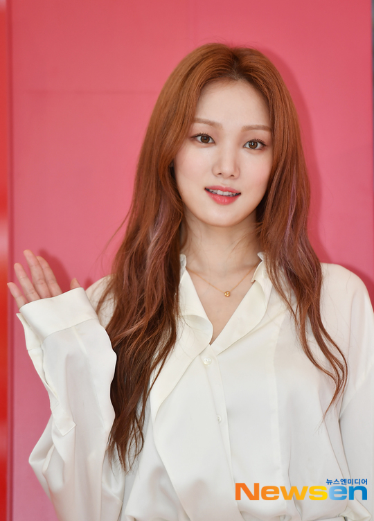 Can we see Actor Lee Sung-kyung in Romantic Doctor Kim Sabu 2?Lee Sung-kyungs agency YG Entertainment said on September 9, Lee Sung-kyung is under positive review after being offered a role in Romantic Doctor Kim Sabu 2.SBS drama Romantic Doctor Kim Sabu is a story of real doctor by Kim Sabu, a giant genius Physician who is based on a poor stone wall hospital in the province, and young Physician Gang Dongju and Yoon Seo Jung.After the broadcast in 2016, it has confirmed the production of Season 2: Lee Sung-kyung is under review after being offered the second year of Elite Cardiovascular Fellow in Season 2.Park Su-in