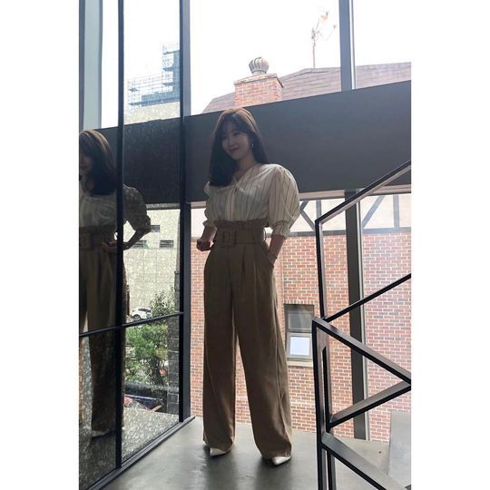 Davichi Lee Hae-ri flaunts her immense leg lengthOn September 9, Lee Hae-ri posted two photos on her SNS; two photos read: The same place, different cameras.Lee Hae-ri lens is bad, he laughed at himself.The two photos of Lee Hae-ri, who had a nice high-waist pants, were similar in the same place, but the feeling was distinctly different.However, both photos are not as different as the amazing leg length.heo seon-cheol