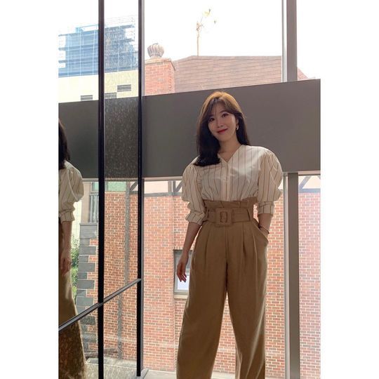 Davichi Lee Hae-ri flaunts her immense leg lengthOn September 9, Lee Hae-ri posted two photos on her SNS; two photos read: The same place, different cameras.Lee Hae-ri lens is bad, he laughed at himself.The two photos of Lee Hae-ri, who had a nice high-waist pants, were similar in the same place, but the feeling was distinctly different.However, both photos are not as different as the amazing leg length.heo seon-cheol
