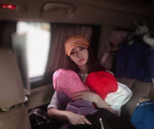 T-ara Ji-yeon showed off her incredible Beautiful looksOn September 9, Ji-yeon posted a picture of her hugging a lot of Hats through her SNS and posted the phrase I like it.The Ji-yeon in the photo captivated the hearts of the netizens with a clear eye contrasting to a small face tHat was buried in a Hat.It is said tHat it is the Beautiful looks tHat is selected as the first girl group real Beautiful looks and the enviable face.heo seon-cheol