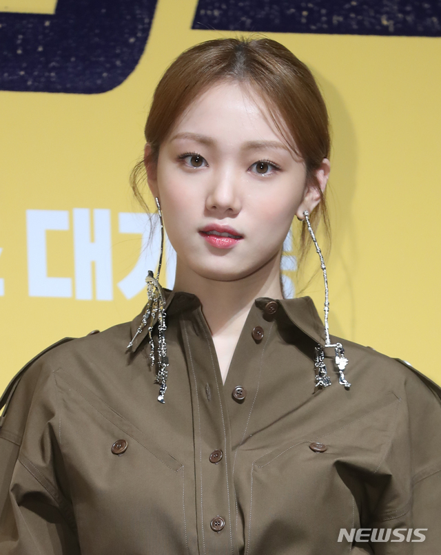 YG Entertainment said, Lee Sung-kyung received a proposal for the role of Romantic Doctor Kim Sabu 2, he said.It is the second year of Cha Eun-jae in the play with a heart surgeon.Romantic Doctor Kim Sabu 2 is a story about Real Doctor set in a shabby stone wall hospital in the province. It will air in DecemberCha Eun-jae has been on an elite course since childhood, but when she enters the operating room, her whole body freezes. She experiences a change by meeting Han Suk-kyu.The Drama, season two of Romantic Doctor Kim Sabu in 2016, will feature Han Suk-kyu, 55, and Ahn Hyo-seop, 24, in the movie.