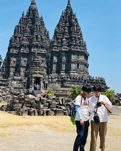 Actor Lee Seung-gi and Ryu Ho have released two shots together.Lee Seung-gi told his SNS on the 9th, Netflix X please expect our Bromance!#Lee Seung-gi # Ryuiho # Together #Twogether #Netflix and posted a picture.Lee Seung-gi and Ryu Iho pose affectionately in front of the site, and their warm appearance catches their attention.Lee Seung-gi and Ryu Hos new program Together will be held in Korea as well as around the world with the concept of meeting Lee Seung-gi and Ryu Ho fans.Lee Seung-gi and Ryu I-ho will visit their fans directly on the theme of Your star goes to your world.