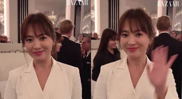 Actor Song Hye-kyos latest has been revealedOn the 8th, fashion magazine Vogue Korea posted a video on its official Instagram page showing Song Hye-kyo attending the Fashion show of United States of America fashion brand Ralph Lauren at the United States of America New York City on the 7th (local time).In the public footage, Song Hye-kyo gave a relaxed greeting to fans with a bright smile at the Fashion show.Song Hye-kyo said: Im in New York City now to attend the Ralph Lauren Fashion show, I hope you have a great time.I will have a good time too. In particular, Song Hye-kyo in a white suit captivated the attention with a luxurious atmosphere.Recently, Song Hye-kyo has been married to Actor Song Joong-ki in a year and a decade.Song Hye-kyo, who has since finished the divorce, is busy with filming and is also considering appearing in the movie Anna as a return.