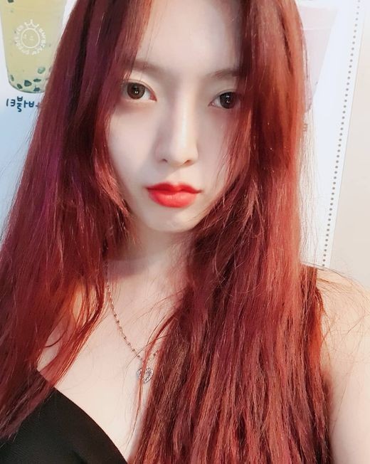 Chan Mi of the group AOA boasted of a neat mingle.On the 9th, Chan Mi posted a picture on his instagram with an article entitled Snowy.Chan Mi, who is in the open selfie, stares at the camera with a face without a toilet. Large eyes are admirable without white skin and eye makeup.The group AOA, which Chan Mi belongs to, is appearing on Mnet Queendom.