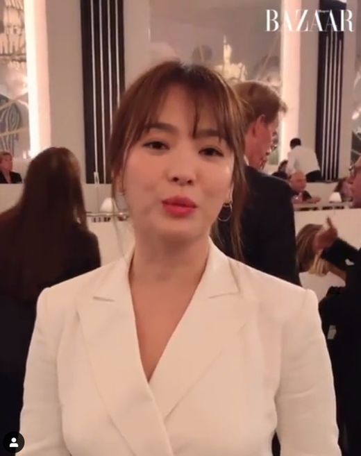 Actor Song Hye-kyo showed off her Beautiful looks, which is more brilliant than the show.Fashion magazine Harpers Bazaar released its fashion show scene on Instagram on the 8th, an event showing Ralph Laurens collection, and the video began with Janelle Monets performance.Song Hye-kyo, who was wearing a white jacket, showed a sophisticated feeling with a natural up-style. Song Hye-kyos Beautiful looks was outstanding without a colorful decoration.Song Hye-kyo, in a calm voice, announced that he was in New York for the fashion brand Ralph Lauren show.