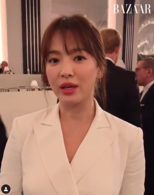 Actor Song Hye-kyo showed off her Beautiful looks, which is more brilliant than the show.Fashion magazine Harpers Bazaar released its fashion show scene on Instagram on the 8th, an event showing Ralph Laurens collection, and the video began with Janelle Monets performance.Song Hye-kyo, who was wearing a white jacket, showed a sophisticated feeling with a natural up-style. Song Hye-kyos Beautiful looks was outstanding without a colorful decoration.Song Hye-kyo, in a calm voice, announced that he was in New York for the fashion brand Ralph Lauren show.