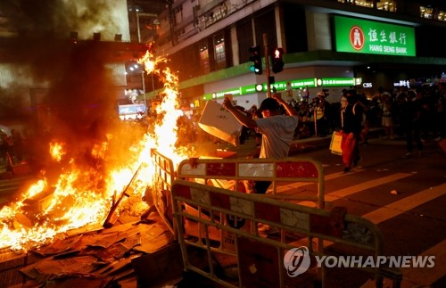 바리케이드 불태우는 홍콩 시위대 (홍콩 로이터=연합뉴스) 6일 홍콩 몽콕에서 시위대가 바리케이드를 불태우고 있다. ymarshal@yna.co.kr