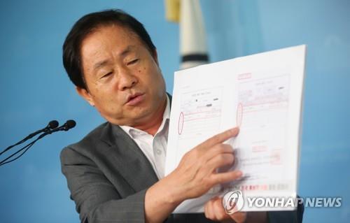 조국 장관 관련 기자회견 하는 주광덕 의원      (서울=연합뉴스) 김인철 기자 = 자유한국당 주광덕 의원이 9일 오후 여의도 국회 정론관에서 조국 법무부 장관 관련 기자회견을 하고 있다. 2019.9.9      yatoya@yna.co.kr  (끝)