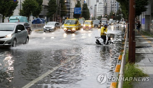 태풍 파사이 일본 수도권 강타…물에 잠긴 도로 (도쿄 교도=연합뉴스) 제15호 태풍 '파사이'가 일본 수도권 간토(關東) 지방을 강타한 가운데 9일 도쿄도 미나토(港)구의 도로가 물에 잠겨 있다.2019.9.9[교도 제공. 재판매 및 DB 금지] bkkim@yna.co.kr