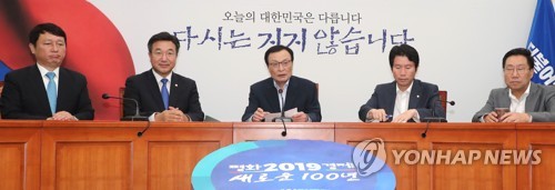 고위전략회의 주재하는 이해찬 (서울=연합뉴스) 김주형 기자 = 더불어민주당 이해찬 대표(가운데)가 9일 오후 국회 당 대표 회의실에서 열린 고위전략회의에서 발언하고 있다. 2019.9.9 kjhpress@yna.co.kr