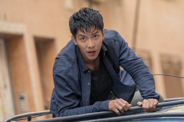 The hardship Action, Lee Seung-gi, digested it himself.Yoo PD said, Of course, when it was an action of high difficulty, the stunt band was digested, but when I had enough safety, I digested the action as much as possible. Lee Seung-gi shot all the scenes and cars hanging from the building of the first episode.There was no safety problem with all the traffic control. Fortunately, I shot without major injuries or minor injuries.There are a lot of action gods with a big and small risk.The skilled action teams prepare double triple to shoot lively, but I was careful because there could be unexpected incidents, he said. I was aware of all the injury manuals and took the shoot, and it was all the help of everyone who finished shooting safely.Vagabond, which is broadcasted on the 20th, is a Korean-style spy action melodrama that digs into a huge national corruption found by a man involved in a civil airliner crash in a concealed truth.It tells the story of the dangerous and naked adventures of those who have lost their families, affiliations, and even their names, as the title Vagabond is.It is a blockbuster drama created by Yoo In-sik PD and Jang Kyung-chul Jung Kyung-soon, who released hits such as Giant, Salaryman Cho Hanji, Dons Avatar, You are besieged, Mrs.