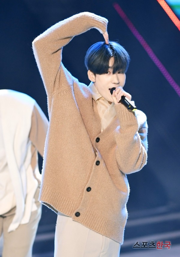 X1 Han Seung-woo is on the live stage of SBS MTV The Show held at SBS Prism Tower Auditorium in Mapo-gu, Seoul on the afternoon of the 10th.On this day, The Show was attended by CLC, EVERGLOW, Fanxy Red, N.CUS, THE BOYZ, VANNER, X1 (X1), Diones, Violet, Busters, Venus, Distal (ONEWE), Jang Dae-hyun, Hayubi and Hyun-soo.