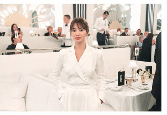 Actor Song Hye-kyo was spotted at New York City Fashion WeekOn the 8th, American fashion brand Ralph Lauren presented the fall 2019 collection at Ralphs Sams Club (RALPHS CLUB), which reproduces a sophisticated Art Deco style Sams Club.The show was attended by Actor Song Hye-kyo, who wore a white jumpsuit from the Ralph Lauren 2019 spring collection.The unwavering Beautiful looks catch the eye.Song Hye-kyo greeted the media camera with a bright smile.Song Hye-kyo divorced in July after a year and a decade of marriage with Song Jung-ki; since then, Song Hye-kyo has continued to work through various events and photo shoots.