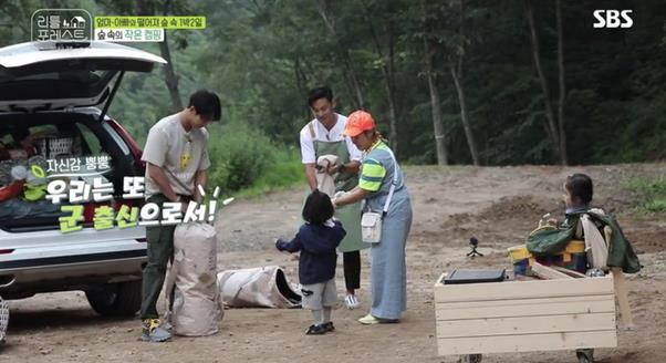 Lee Seung-gi nagging Lee Seo-jinOn SBS Little Forest, which aired on the afternoon of the 9th, the cast and Little Lee were shown camping together.The cast set up a large Indian Tent for Little, and Lee Seo-jin showed no confidence in the process, saying, I have never played Tent.Lee Seung-gi, on the other hand, showed high motivation for the Tent installation.He advised Lee Seo-jin about the installation of the tent, saying, If it takes more than 30 minutes to hit the tent, it will fail.Lee Seung-gi laughed at Lee Seo-jin, who showed a clumsy appearance, saying, It is better to do 45 degrees and I can not stick it to the end too much.Meanwhile, Little Forest is broadcast every Monday and Tuesday at 10 pm.