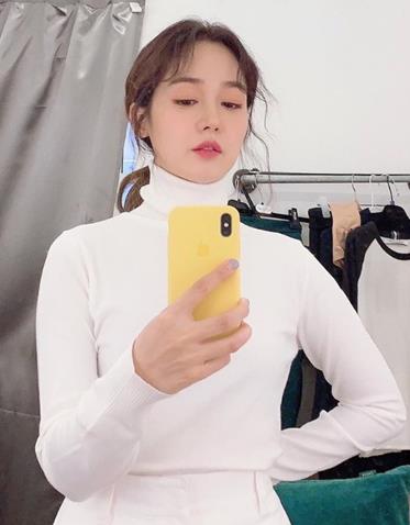 Fin.K.L Sung Yu-ri shows off Leeds renewal Beautiful lookSung Yu-ri posted a selfie photo on his SNS on the afternoon of the 10th.In the open photo, Sung Yu-ri was caught on camera, showing off her pure white goddess Beautiful look in the all white look.Especially, the lovely charm of the doll Beautiful looks makes the Fin.K.L fans feel excited.Sung Yu-ri made his debut with Fin.K.Ls first album Blue Rain in 1998 and appeared in a number of works including KBS2 Drama Hyeongdo Hong Gil-dong, SBS Drama Swallow the Sun and MBC Drama Monster.Meanwhile, Sung Yu-ri and husband An Sung-hyun married on May 15, 2017 after four years of devotion.