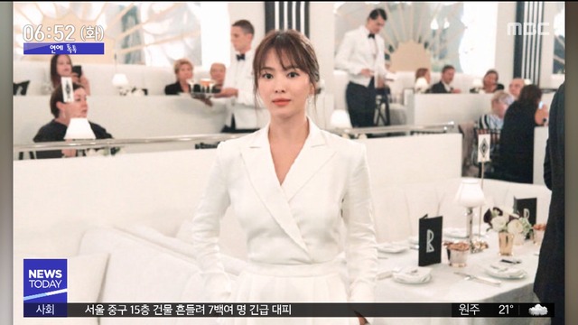 Song Hye-kyo Recent Eye-catching...A bright smile at the Fashion show Actor Song Hye-kyos recent situation was captured in New York, USA, attracting Eye-catching.Meet me on screen.Recently, Song Hye-kyo attended a fashion show for a brand in New York, USA.Song Hye-kyo in the public video reveals his expectation of the fashion show and gives greetings to fans with a bright smile.On this day, Song Hye-kyo showed off his elegant and elegant appearance with his hair tied in a white suit.She is always beautiful.Song Hye-kyo, who finished the divorce process with Song Jung-ki in July, is returning to his home business as an actor after digging overseas schedule.It is reported that he is currently reviewing the movie Anna as his next film.