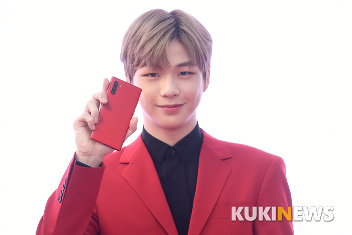 Kang Daniel ranked first in the star that best suits Chuseok holiday Hanbok.Seven Edu, a high-end, middle and high-end internet math education company, conducted a survey of 12,503 people from August 12 to September 9, and Kang Daniel (6695, 53.5%) was selected as the best star for Chuseok holiday Hanbok.Following Kang Daniel, Park Bo-gum (5482, 43.8%) took second place, while Cha Eun-woo (213, 1.7%) and BTS (72, 0.6%) took third and fourth place.The nations biggest holiday Chuseok is just around the corner.Chuseok is the first holiday of the year, which refers to the lunar full moon, which means the middle of autumn, and also means the middle day of the month of August. It is also called Gabae (), Gabaeil (), scissors, Hangawi, Central (), Mid-Autumn (), and Central clause ().If Chuseok is solved as it is in Chinese characters, it means autumn evening, and furthermore, it means that the moon is the best night in autumn, which means that the moon is an exceptionally bright holiday.The origin of Chuseok is not accurate. It can be guessed from the faith in the moon that has been around since ancient times.In ancient society, dark nights were the objects of fear and fear for humans because the night was dark, the approach of the beast could not be known and the enemy could not be seen.Among these, Manwol was a thankful being for humans, and as a result, festivals were held under the moon, and the play of tug-of-war, wrestling, and Ganggangsullae were naturally formed.Therefore, in the era of longing for the full moon in ancient times, the brightest moon of the year has already become considered the biggest festival of our nation.Kang Daniel, who was selected as the best star for Chuseok holidays Hanbok, has been the most talked about and influential since he debuted as a center for the national group Wanna One in season 2 of Mnet Produce 101 in 2017.Kang Daniel, who was loved by many fans at the same time as the program started with a stable rap, a charming voice with a bass sound, and an accurate choreography, was recognized for his ability based on his long experience of b-boys and his history of modern dance.Since then, Kang Daniel, who has appeared in various entertainment programs and has gained a favorable feeling to the public, has been on the rise as it ranks first in idol personal brand reputation.Kang Daniel held a solo fan meeting to commemorate his solo debut in Bangkok, Thailand on July 7.On this day, Kang Daniel prepared special stages as well as the entire stage of the solo debut album color on me, capturing the eyes and ears of local fans.Especially, as soon as the ticket reservation started, all seats were sold out, and additional seat opening inquiries were crowded, and local fans got a hot response from the beginning to increase the size to 8,000 seats.Meanwhile, Kang Daniel will meet more fans with fan meeting tours in five regions including Taipei, Kuala Lumpur, Sydney, Manila and Hong Kong.