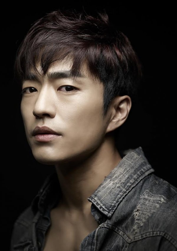 Actor Jung Moon-sung has signed an exclusive contract with Blussom Entertainment.Blusham Entertainment said on October 10, We signed an exclusive contract with Jung Moon-sung.Jung Moon-sung, who made his debut in 2007 with the musical Subway Line 1, appeared in a number of plays and musical works including Laundry, Bad Magnet, Goddess is watching, and Maybe Happy Ending.He was especially called Mundwick and received a lot of love through his work Hedwig and the Angry Inch.Jung Moon-sung has met with audiences steadily through the musical The Praise of the Company and Hedwig and the Anry Inch.He started SBS Drama Ghost in 2012 and played the role of Yoo Jung-min, who is struggling to remove his brothers unfair falsification from TVN s wise life.In JTBC Drama Life, he played a charismatic character as a chairman of a large company, and he showed his historical drama as a milpung-gun Yitan through SBS Hatch.Blossom Entertainment includes actors Park Bo-gum, Song Joong-ki, Jung So-min, Cha Tae-hyun and Ko Chang-seok.Jung Moon-sung, Blussom Entertainment and Exclusive contract..Park Bo-gum and Song Joong-ki and a rice bowl