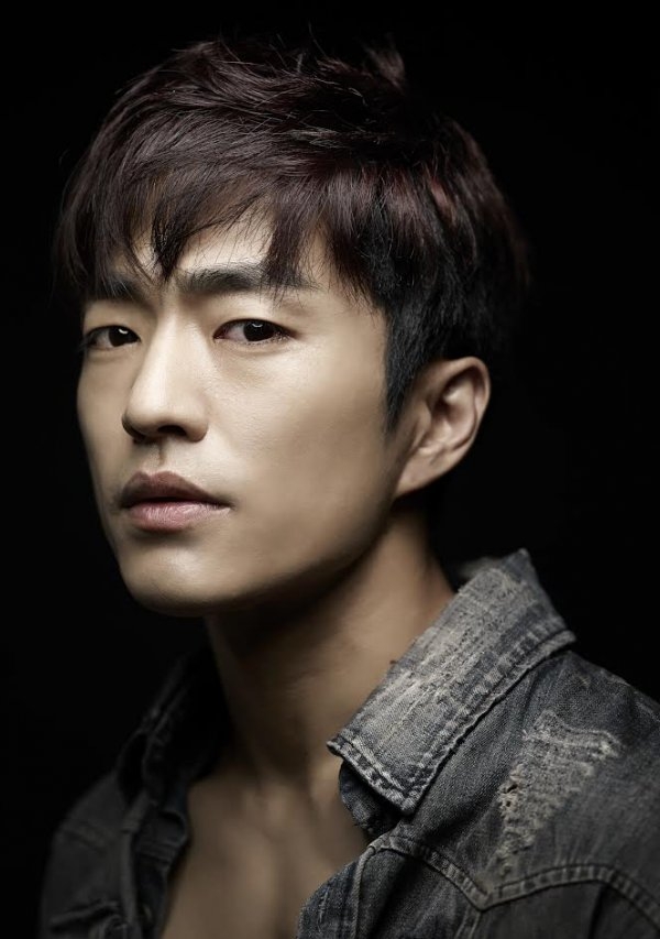 Actor Jung Moon-sung has signed an exclusive contract with Blossom Entertainment.Blossom Entertainment said on October 10, We signed an exclusive contract with Jung Moon-sung.Jung Moon-sung, who made his debut in 2007 with the musical Subway Line 1, appeared in a number of plays and musical works including Laundry, Bad Magnet, Goddess is watching, and Maybe Happy Ending.He was especially called Mundwick through his work Headwick and received a lot of love.Jung Moon-sung has recently met with audiences through musicals Praise of the Company and Headwig.He started his SBS drama Ghost in 2012 and played the role of Yoo Jung-min, who is struggling to remove his brothers unfair falsification from TVN s wise life.In the JTBC drama Life, he played a charismatic character as a chairman of a large company, and he showed his historical drama as a milpung-gun Yitan through SBS Hatch.Blossom Entertainment includes actors Park Bo-gum, Song Joong-ki, Jung So-min, Cha Tae-hyun and Ko Chang-seok.Jung Moon-sung, Blossom Entertainment and Exclusive contract. . Park Bo-gum and Song Joong-ki and a rice bowl