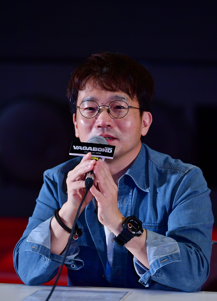Director Yoo In-sik gave a feeling of co-working with Actor Lee Seung-gi and Bae Suzy.I have been in Morocco for a long time, he said. Both are attractive and acting well, but the best thing was humanity.If you spend a long time, you may have a disagreement, but everyone has been close. I think the character of the main character Actor is important in the field atmosphere, Yoo said. Both of them have humanity, will and passion to carry out a big and long project.I knew it, but I did it with admiration.Vagabond is a drama about a man involved in a civil-commodity airliner crash that uncovers a huge national corruption found in a concealed truth.Vagabond director Lee Seung-gi - Bae Suzy, admiring humanity and passion