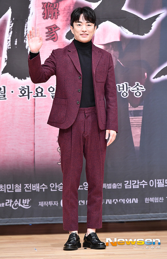 Actor Jung Moon-sung, who showed impressive performances in works such as Drama Sweet Relief Life, Hatch and musical Hedwig and the Anghry Inch, will join Blussom Entertainment.He started his drama Ghost in 2012 and took the role of his brother Yoo Jung-min, who is struggling to remove his brothers unfair falsification in his wise life.In Life, he was not only popular for his overwhelming charisma as chairman of a large company, Cho Nam-hyung, but also expanded his acting spectrum to historical dramas through Hatch.He made his debut as a musical subway line 1 in 2007, and he appeared in many plays and musical works such as laundry, bad magnet, Goddess is watching, Maybe Happy Ending.Jung Moon-sung has been meeting with the audience steadily through musical praise of the company and Hedwig and the Anry Inch recently, and it is the back door that it is receiving favorable reviews from the audience every day with another charisma on stage.Through these various works, he has been showing a strong acting ability by showing a transformation of acting that is not limited to genre, and he is attracting much attention and expectation for his move to work with Blusham Entertainment.hwang hye-jin