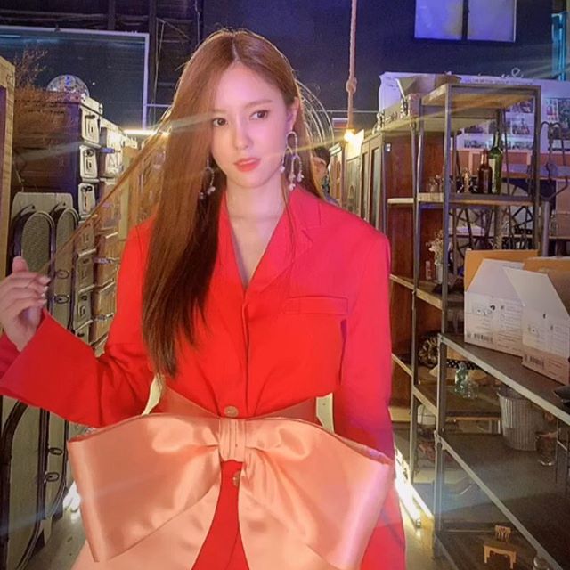 Singer Hyomin boasted an extraordinary fashion digestion.Hyomin released several photos on his Instagram on September 9th.Inside the picture is a picture of Hyomin, who is digesting a unique royal ribbon fashion like Perfect Match.Hyomins lovely beauty and atmosphere that blends well with pink attracts attention.Park So-hee