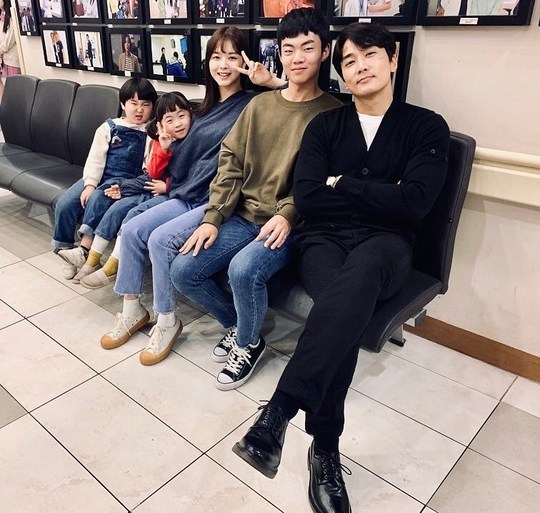 Actor Song Seung-heon released the TVN monthly drama Great Show behind-the-scenes cut.Song Seung-heon told SNS on the afternoon of September 10, Great Family!#Great show # tvn # Nojung # Jung Jun Won # Park Yena # Kim Jun # Song Seung-heon and posted a picture.Song Seung-heon in the public photo is smiling with Actor Noh Jung-ui, Jung Jun-won, Park Ye-na and Kim Jun.Song Seung-heon is appearing as a great role in the Great Show which is being aired in the topic.hwang hye-jin