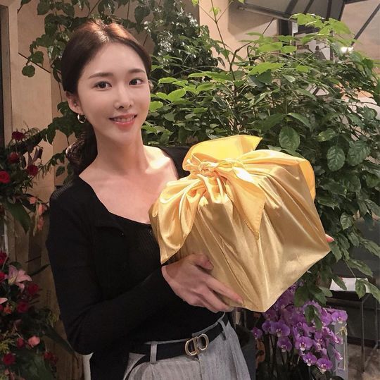 Actor Seung-Hui Cho took a gift from Hongja and uploaded a certification shot.On September 10, Seung-Hui Cho posted on his SNS that he received honey from Singer Hongja.The article posted by Seung-Hui Cho attracted attention by including a photo of a finger heart as well as an authentication photo taken with honey received as a gift.Hongja Sister gave me honey as a gift for Chuseok, said Seung-Hui Cho. I love Sister, who is beautiful in her face and beautiful in her heart.The netizens responded with envy, saying, It is good to see pretty people together and I will be as sweet as the honey once.Seung-Hui Cho, who has been working as a member of the girl group Dia, has been working as an actor and has been working on various dramas.Seung-Hui Cho is cast in the new Friday drama tvN Nida Chillima Mart based on the popular webtoon, and will show a different performance from the previous one.heo seon-cheol