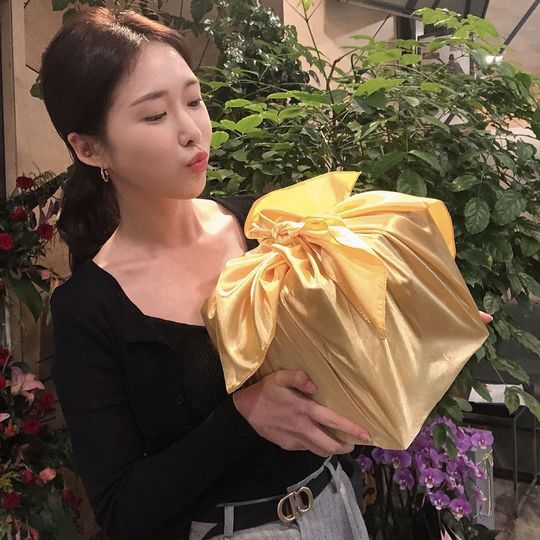 Actor Seung-Hui Cho took a gift from Hongja and uploaded a certification shot.On September 10, Seung-Hui Cho posted on his SNS that he received honey from Singer Hongja.The article posted by Seung-Hui Cho attracted attention by including a photo of a finger heart as well as an authentication photo taken with honey received as a gift.Hongja Sister gave me honey as a gift for Chuseok, said Seung-Hui Cho. I love Sister, who is beautiful in her face and beautiful in her heart.The netizens responded with envy, saying, It is good to see pretty people together and I will be as sweet as the honey once.Seung-Hui Cho, who has been working as a member of the girl group Dia, has been working as an actor and has been working on various dramas.Seung-Hui Cho is cast in the new Friday drama tvN Nida Chillima Mart based on the popular webtoon, and will show a different performance from the previous one.heo seon-cheol