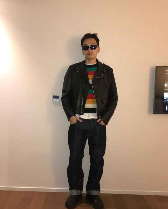 Actor Yi Dong-hwi has unveiled the fashion for the fall.On September 10, Yi Dong-hwi posted a number of photos on his SNS with a short sentence Waiting for Autumn.Yi Dong-hwi in the photo is fashionably digesting fashion that can be somewhat difficult as fashionista in his own way.The netizens admired that there is a clothes digestive power and there is one in my closet, and Yi Dong-hwi is different.Yi Dong-hwi, who took the role of Ryu Dong-ryong in TVN Respond, 1988 and took a snow stamp on viewers with his unique comic acting, won the 10 million actor title through the movie Extreme Job in early 2019.Yi Dong-hwi is expected to be cast in the new Friday drama TVN Nida Chillima Mart based on the big hit webtoon.heo seon-cheol