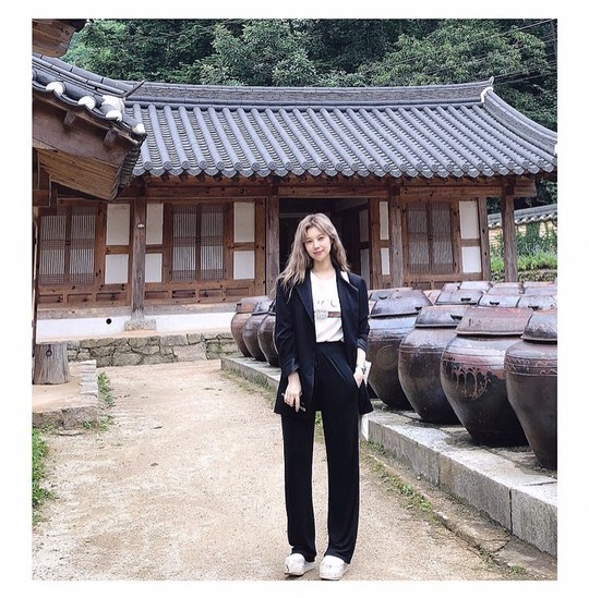 Singer Bae Da Hae has released a photo of her showing off her beautiful looks in the background of a hanok.On September 10, Bae Da Hae posted a picture of himself on his SNS in the Hanok yard.Bae Da Hae wrote in this photo, I really do not understand that my mother likes hanok, but why is hanok so beautiful these days?Bae Da Hae said, Is it the age to understand the point of the mother? He confessed his taste changed according to the passage of time and bought sympathy from the netizens.In the photo, Bae Da Hae showed off his unique clothes with a neat black suit with a nice old house behind him, and received envy from the netizens who said, It is really long, by the way, and It looks too young to understand my mother.Bae Da Hae, who appeared on the KBS Mans Qualification choir and announced his name, has been well received for his own music world since he continued to appear on the air.heo seon-cheol