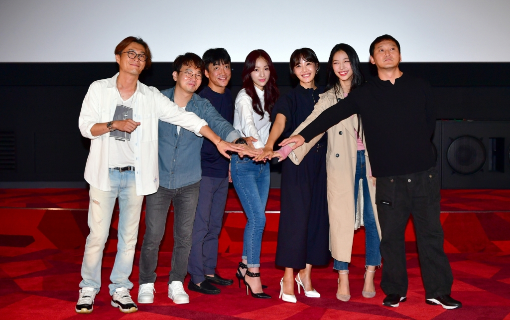 Vagabond director Yoo In-sik told Actor Lee Seung-gi and Bae Suzy to thank you.On the afternoon of the 10th, SBS gilt drama Vagabond premiere and production team meeting were held at Shindorim Cine Q in Guro-gu, Seoul.Actors were too hard, said Yoo In-sik, and the action coordinator was filmed by the martial arts team, but the dangerous god was digested by the stuntman.In a safe scene, I made an Acting myself, but Lee Seung-gi made an Acting in the god who jumped from the building and the god who was hanging on the car. I usually see Lee Seung-gi, Suzie, unwound, went to Action School and digested Action Shin. So fortunately, I was able to shoot without any major injuries.Yoo said, There are many dangerous scenes in our work. In order to shoot such things vividly, the Action team prepared and cautiously.If there is a small injury, we stopped shooting and confirmed it immediately. It was because everyone was helping. Vagabond is an intelligence melodrama that uncovers a huge national corruption found in a concealed truth by a man involved in a civil airliner crash.Director Yoo In-sik, director Jang Young-chul, Jung Kyung-soon, and director Lee Gil-bok of Youre From the Stars and Romantic Doctor Kim Sabu.Vagabond is a huge project that was born after the first script reading in June last year and the production period for over a year. It will be broadcast on the 20th following Doctor John.