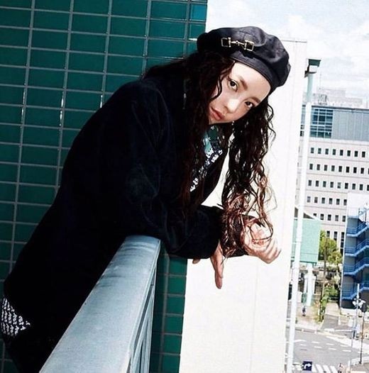 Singer Goo Hara has performed an extraordinary transformation.Goo Hara posted a picture on his Instagram on the 9th with a short article called HARA.Goo Hara in the photo is staring at the camera with no expression. Goo Hara has a dark makeup that clearly saves the attention and bold hair, which emits the charm of the autumn woman.It is quite different from the past that was full of juice.Recently, Goo Hara is focusing on Japanese activities.