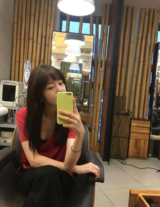 Actor Han Sun-hwa revealed his daily life.Han Sun-hwa posted a picture on his instagram  account on the 10th with an article entitled Neighborhood Beautiful looks Room.Han Sun-hwa in the photo is taking a mirror selfie in a Beautiful looks salon. Han Sun-hwa is showing off her hair and her younger Beautiful looks.Han Sun-hwa appeared in the OCN drama Save Me 2 which last June.Photo: Han Sun-hwa Instagram  