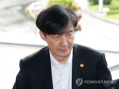 법무부 향하는 조국 장관 (과천=연합뉴스) 임화영 기자 = 조국 법무부 장관이 10일 오후 정부과천청사 법무부로 출근하고 있다. 2019.9.10 hwayoung7@yna.co.kr