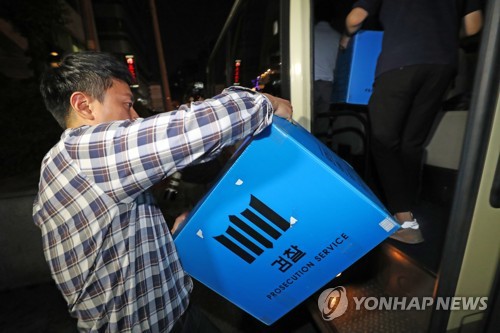 차량으로 옮겨지는 압수품 (서울=연합뉴스) 김도훈 기자 = 27일 저녁 서울 강남구의 한 빌딩에서 검찰 관계자들이 조국 법무부 장관 후보자 가족이 투자한 사모펀드 운용사 코링크프라이빗에쿼티 사무실을 압수수색을 마친 뒤 압수품들을 차량으로 옮기고 있다. 2019.8.27 superdoo82@yna.co.kr