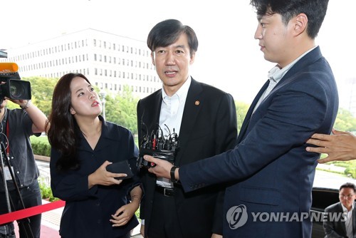 취재진의 질문에 답하는 조국 법무부 장관 (과천=연합뉴스) 임화영 기자 = 조국 법무부 장관이 10일 오후 정부과천청사 법무부로 출근하며 취재진의 질문에 답하고 있다. 2019.9.10 hwayoung7@yna.co.kr