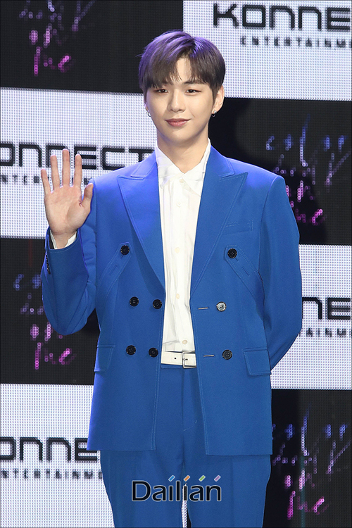 Singer Kang Daniel has been ranked # 1 in the best match for Chuseok holiday Hanbok.Seven Edu, a high-school, middle and high-end internet math education company, conducted a survey of 12,503 people from August 12 to September 9, and Kang Daniel (6695 and 53.5%) was selected as the best star for Chuseok holiday Hanbok.Park Bo-gum (5482 and 43.8%) followed Kang Daniel, followed by Cha Eun-woo (213 and 1.7%), and BTS (72 and 0.6%).Kang Daniel played as the center of national group Wanna One in season two of Mnets Produce 101 in 2017; he later made his solo debut in July.Kang Daniel held a solo fan meeting to celebrate his solo debut in Bangkok, Thailand on July 7.In the future, we plan to hold fan meeting tours in five regions including Taipei, Kuala Lumpur, Sydney, Manila and Hong Kong.