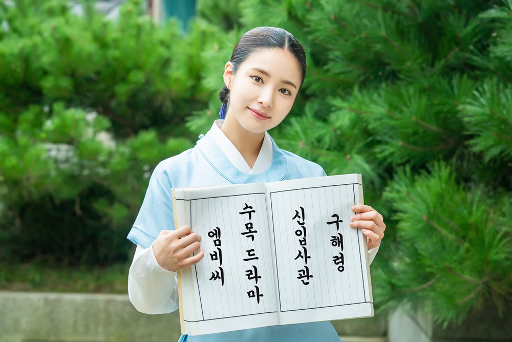 Shin Se-kyung, Jung Eun-woo, Park Ki-woong, Lee Ji-hoon and Park Ji-hyun delivered special Chuseok greetings to viewers.They are expecting to come to Kahaani, which is more abundant after happy Chuseok.MBC drama Na Hae-ryung (played by Kim Ho-soo / directed by Kang Il-soo, Han Hyun-hee / produced Chorokbaem Media) released a video with SteelSeries featuring special Chuseok greetings from actors on the 11th.Na Hae-ryung, starring Shin Se-kyung, Jung Eun-woo, and Park Ki-woong, is the first problematic woman in Joseon (Shin Se-kyung) and the Phil Chung of Prince Lee Rim (Jung Eun-woo) with the antiwar mother Solo. Only romance annals.Lee Ji-hoon, Park Ji-hyun and other young actors such as Kim Ji-jin, Kim Min-sang, Choi Duk-moon and Sung Ji-ru are all out.Five leading figures from the new employee, Na Hae-ryung, greeted viewers ahead of the Chuseok holiday.The SteelSeries released a book and said, All viewers who love MBC drama new recruits Na Hae-ryung, please send a happy party!Unfortunately, we will rest for a while this week and meet again next week. Shin Se-kyung, who is wearing a blue military uniform and boasts a refreshing charm, said, I am taking a pleasant picture of the love and support you send. He also said, I hope you have a happy holiday.Then, Jung Eun-woo, who rang viewers with sad Confessions on the show last week, caused the hearts of those who saw it with a thrilling smile.Well come to a rich holiday and well come to a rich story, he said, raising expectations for next weeks broadcast.Park Ki-woong also laughed at those who said, I hope you have a good time with your family in the national holiday, showing off the charm of soft reversal, unlike the charismatic appearance in the play.Lee Ji-hoon also said, Unlike the blunt officer Min Woo-won, he gave a pleasant Chuseok greeting with a playful appearance. He said, I started shooting in hot summer, but it is Chuseok.I hope you have a good time with your family.  Please love Na Hae-ryung! Finally, Park Ji-hyun caught his eye with a beautiful uniform, not a military uniform.She said with a sweet smile, I will be very sorry for the Chuseok holiday, but I would like to ask for more love and support next week.In the 29-32 episode of the new cadet last week, Na Hae-ryung and Irim, who faced a romance crisis due to the sudden preparation of the wedding ceremony, were portrayed.Na Hae-ryung finally rejected Irims love Confessions, and the two of them were excited by each others mixed hearts and stimulated the tears of viewers.Among them, the Seoraewon incident 20 years ago is gradually revealed on the surface of the water, and interest in Kahaani is increasing in the future.The 33-34 Newcomer, Na Hae-ryung, starring Shin Se-kyung, Jung Eun-woo and Park Ki-woong, will be broadcast at 8:55 pm on Wednesday, the 18th due to the Chuseok holiday break.iMBC  Photos