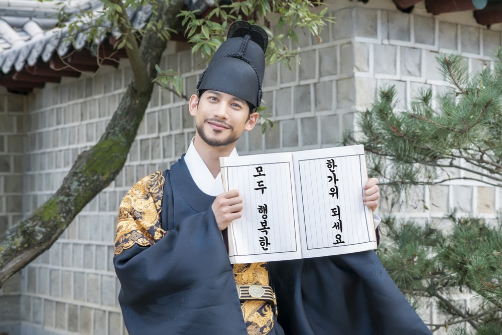 Shin Se-kyung, Jung Eun-woo, Park Ki-woong, Lee Ji-hoon and Park Ji-hyun delivered special Chuseok greetings to viewers.They are expecting to come to Kahaani, which is more abundant after happy Chuseok.MBC drama Na Hae-ryung (played by Kim Ho-soo / directed by Kang Il-soo, Han Hyun-hee / produced Chorokbaem Media) released a video with SteelSeries featuring special Chuseok greetings from actors on the 11th.Na Hae-ryung, starring Shin Se-kyung, Jung Eun-woo, and Park Ki-woong, is the first problematic woman in Joseon (Shin Se-kyung) and the Phil Chung of Prince Lee Rim (Jung Eun-woo) with the antiwar mother Solo. Only romance annals.Lee Ji-hoon, Park Ji-hyun and other young actors such as Kim Ji-jin, Kim Min-sang, Choi Duk-moon and Sung Ji-ru are all out.Five leading figures from the new employee, Na Hae-ryung, greeted viewers ahead of the Chuseok holiday.The SteelSeries released a book and said, All viewers who love MBC drama new recruits Na Hae-ryung, please send a happy party!Unfortunately, we will rest for a while this week and meet again next week. Shin Se-kyung, who is wearing a blue military uniform and boasts a refreshing charm, said, I am taking a pleasant picture of the love and support you send. He also said, I hope you have a happy holiday.Then, Jung Eun-woo, who rang viewers with sad Confessions on the show last week, caused the hearts of those who saw it with a thrilling smile.Well come to a rich holiday and well come to a rich story, he said, raising expectations for next weeks broadcast.Park Ki-woong also laughed at those who said, I hope you have a good time with your family in the national holiday, showing off the charm of soft reversal, unlike the charismatic appearance in the play.Lee Ji-hoon also said, Unlike the blunt officer Min Woo-won, he gave a pleasant Chuseok greeting with a playful appearance. He said, I started shooting in hot summer, but it is Chuseok.I hope you have a good time with your family.  Please love Na Hae-ryung! Finally, Park Ji-hyun caught his eye with a beautiful uniform, not a military uniform.She said with a sweet smile, I will be very sorry for the Chuseok holiday, but I would like to ask for more love and support next week.In the 29-32 episode of the new cadet last week, Na Hae-ryung and Irim, who faced a romance crisis due to the sudden preparation of the wedding ceremony, were portrayed.Na Hae-ryung finally rejected Irims love Confessions, and the two of them were excited by each others mixed hearts and stimulated the tears of viewers.Among them, the Seoraewon incident 20 years ago is gradually revealed on the surface of the water, and interest in Kahaani is increasing in the future.The 33-34 Newcomer, Na Hae-ryung, starring Shin Se-kyung, Jung Eun-woo and Park Ki-woong, will be broadcast at 8:55 pm on Wednesday, the 18th due to the Chuseok holiday break.iMBC  Photos