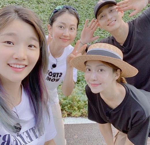 Actor Yoon Se-ah made a surprise Sport Club do Recipe appearance on Park Seo-joons cable channel tvN Three Meals a Day Mountain Village.Yoon Se-ah wrote Three Meals a Day on his instagram on the afternoon of the 11th and posted a picture.In the public photos, Yoon Se-ah, Park So-dam, Yeom Jung-a, and Park Seo-joon are taking group photos with a bright expression.In this regard, Park Seo-joons agency, Awesome E & T, said, Park Seo-joon was invited as the last guest and finished shooting.Netizens commented on Park Seo-joon big hit and Ill see you.