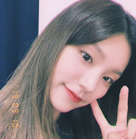 Yezi, a member of girl group ITZY, boasted neat beautiful looks.Yezi posted a number of selfies on the ITZY official Instagram on the 10th, along with an article entitled We believe in us, we have been so Sui Gu for a day! I just wanted to say this.In the photo, Yezi poses with her hair untied and her modest makeup. Her young face and pure atmosphere attract attention.The netizens who watched this commented on various comments such as Yezi was Sui Gu, It is so beautiful and Beautiful look.On the other hand, the group ITZY to which Yezi belongs finished the activity of the new song ICY on the 1st.