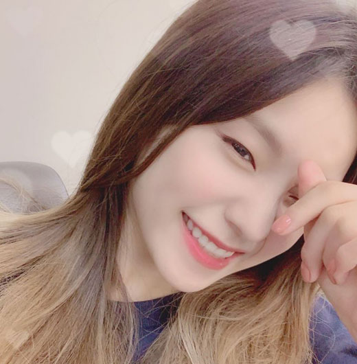 Yezi, a member of girl group ITZY, boasted neat beautiful looks.Yezi posted a number of selfies on the ITZY official Instagram on the 10th, along with an article entitled We believe in us, we have been so Sui Gu for a day! I just wanted to say this.In the photo, Yezi poses with her hair untied and her modest makeup. Her young face and pure atmosphere attract attention.The netizens who watched this commented on various comments such as Yezi was Sui Gu, It is so beautiful and Beautiful look.On the other hand, the group ITZY to which Yezi belongs finished the activity of the new song ICY on the 1st.