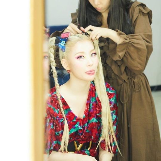 Sunmi has released a picture of her being transformed.Singer Sunmi posted an article and a photo on her instagram on September 10th, Abrupt Day.In the photo, Sunmi is transforming her hairstyle for the stage of Flying. Sunmi, who has braided her hair, is attracting attention because she is cute and sticking out her tongue.minjee Lee
