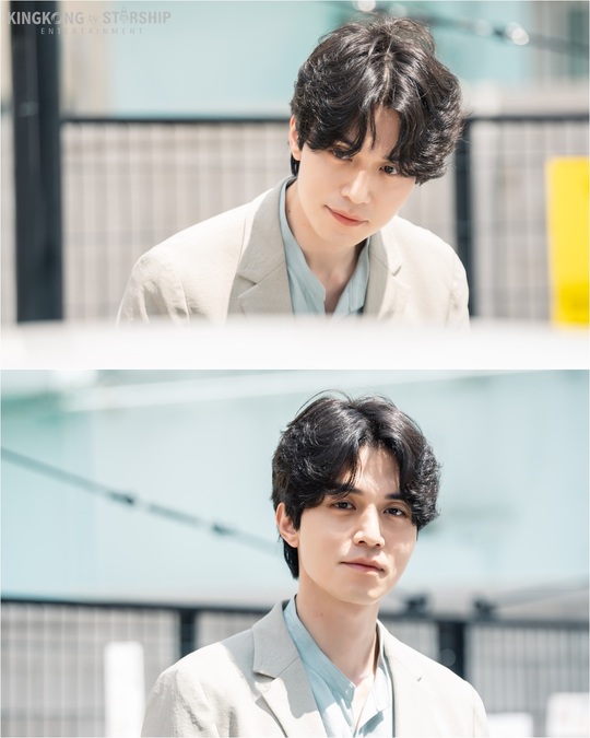 Lee Dong-wook unveiled Seo Mun-jos daytime life and showed off his cool visuals.On September 11, the agency King Kong by Starship released several behind-the-scenes cuts of Lee Dong-wook, who is active as Killer Seo Mun-jo in the OCN dramatic cinema Ellen Burstyn is Hell (playplayplay by Jung I-do/director Lee Chang-hee).Lee Dong-wook in the public photo is wearing a pastel-toned shirt and a beige jacket and making a soft smile.He looks at someone with a falling figure or contacts the camera with his eye contact and focuses his attention with a friendly look.Lee Dong-wook in the following photo stares somewhere and makes an unknown expression and raises curiosity.Unlike the night, he shows warm and refreshing visuals, and during the day, he is a kind dentist preface, maximizing the dual appearance of the character, 180 degrees transform to the visual.Lee Dong-wook surprised viewers with an extraordinary transform by challenging the first genre act in Ellen Burstyn is Hell.He is a mysterious and eerie Killer Seomunjo from the existing dandy and soft appearance, and he is also well received by the house theater with intense impact every time.In particular, Lee Dong-wook said that he had constant consultation and trouble with the bishop to catch the tone of the character as well as visuals.So, there is much expectation for Lee Dong-wooks performance in the future. (Photo = King Kong by Starship)emigration site