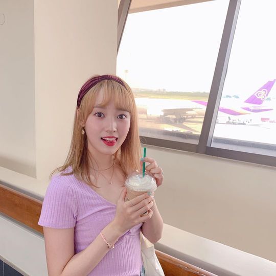 Weki Meki Sei expressed the taste of coffee with eyes and expressions and gave a smile.On September 11, girl group Weki Meki member Sei released a number of photos taken at Airport through the official SNS of Weki Meki.In the photo, Sei took a Sean Baker coffee cup and tasted it and posted a message called Coffee jelly, Oaan!? Delicious.Sei laughed because he expressed the taste of coffee jelly with his entire face including his eyes and mouth.heo seon-cheol