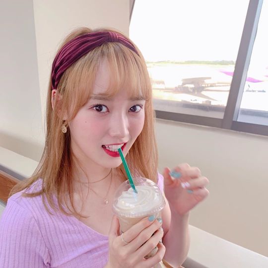 Weki Meki Sei expressed the taste of coffee with eyes and expressions and gave a smile.On September 11, girl group Weki Meki member Sei released a number of photos taken at Airport through the official SNS of Weki Meki.In the photo, Sei took a Sean Baker coffee cup and tasted it and posted a message called Coffee jelly, Oaan!? Delicious.Sei laughed because he expressed the taste of coffee jelly with his entire face including his eyes and mouth.heo seon-cheol