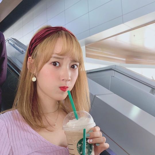 Weki Meki Sei expressed the taste of coffee with eyes and expressions and gave a smile.On September 11, girl group Weki Meki member Sei released a number of photos taken at Airport through the official SNS of Weki Meki.In the photo, Sei took a Sean Baker coffee cup and tasted it and posted a message called Coffee jelly, Oaan!? Delicious.Sei laughed because he expressed the taste of coffee jelly with his entire face including his eyes and mouth.heo seon-cheol