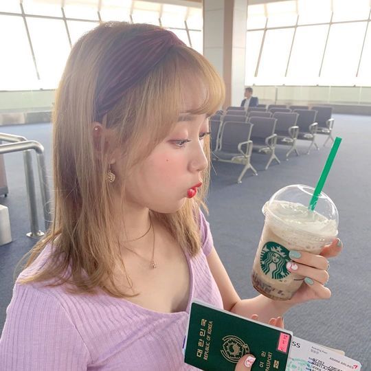 Weki Meki Sei expressed the taste of coffee with eyes and expressions and gave a smile.On September 11, girl group Weki Meki member Sei released a number of photos taken at Airport through the official SNS of Weki Meki.In the photo, Sei took a Sean Baker coffee cup and tasted it and posted a message called Coffee jelly, Oaan!? Delicious.Sei laughed because he expressed the taste of coffee jelly with his entire face including his eyes and mouth.heo seon-cheol